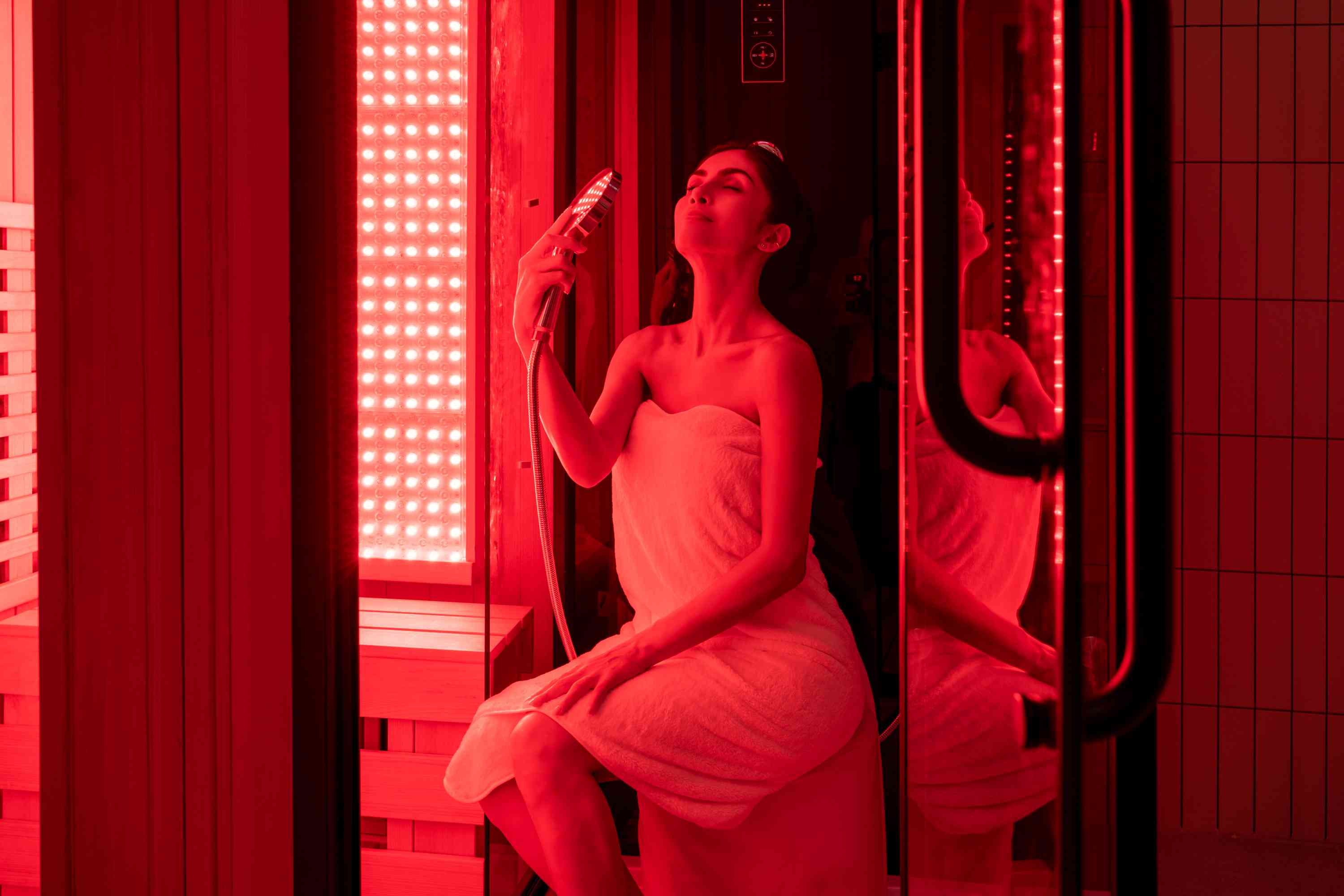 Vox imperium rubrum DUXERIT lux Therapy Sauna Fabrica